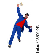 Shocked painter falling backwards. Стоковое фото, агентство Ingram Publishing / Фотобанк Лори