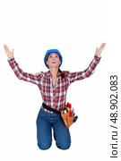 craftswoman kneeling and raising hands. Стоковое фото, агентство Ingram Publishing / Фотобанк Лори