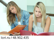 Two female students with folders. Стоковое фото, агентство Ingram Publishing / Фотобанк Лори