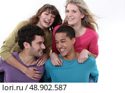 Group of teenagers laughing. Стоковое фото, агентство Ingram Publishing / Фотобанк Лори