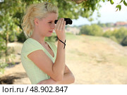 Woman with binoculars. Стоковое фото, агентство Ingram Publishing / Фотобанк Лори