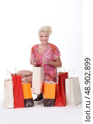 gorgeous blonde with shopping bags isolated on white. Стоковое фото, агентство Ingram Publishing / Фотобанк Лори