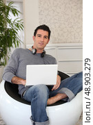 young man doing computer at home. Стоковое фото, агентство Ingram Publishing / Фотобанк Лори