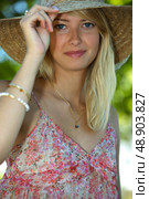 young woman on the beach. Стоковое фото, агентство Ingram Publishing / Фотобанк Лори