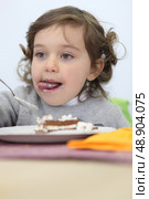 Young girl eating a piece of cake. Стоковое фото, агентство Ingram Publishing / Фотобанк Лори
