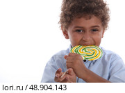 Boy eating a lolly pop. Стоковое фото, агентство Ingram Publishing / Фотобанк Лори