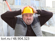 Builder shielding head. Стоковое фото, агентство Ingram Publishing / Фотобанк Лори