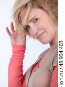 Head and shoulder studio shot of woman with funky short blonde hair. Стоковое фото, агентство Ingram Publishing / Фотобанк Лори