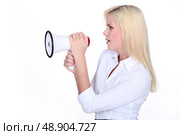 Blond woman with megaphone. Стоковое фото, агентство Ingram Publishing / Фотобанк Лори