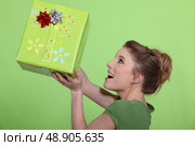 Woman holding gift. Стоковое фото, агентство Ingram Publishing / Фотобанк Лори