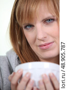 Woman cradling a breakfast bowl in her hands. Стоковое фото, агентство Ingram Publishing / Фотобанк Лори