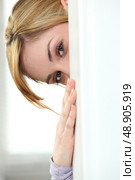 Woman hiding behind wall. Стоковое фото, агентство Ingram Publishing / Фотобанк Лори