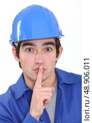 Young manual worker shushing. Стоковое фото, агентство Ingram Publishing / Фотобанк Лори