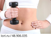 close-up of a hand holding a dumbbell. Стоковое фото, агентство Ingram Publishing / Фотобанк Лори