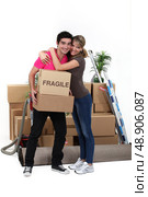 Young couple moving in together. Стоковое фото, агентство Ingram Publishing / Фотобанк Лори