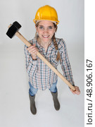 Tradeswoman holding a hammer. Стоковое фото, агентство Ingram Publishing / Фотобанк Лори