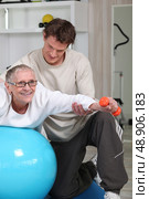 physiotherapist and mature patient. Стоковое фото, агентство Ingram Publishing / Фотобанк Лори
