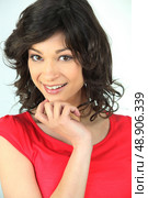 Tousled smiling brunette with her hand on her chin. Стоковое фото, агентство Ingram Publishing / Фотобанк Лори