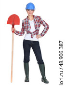 Woman stood with shovel. Стоковое фото, агентство Ingram Publishing / Фотобанк Лори