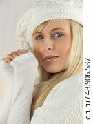 Woman wearing wool clothes. Стоковое фото, агентство Ingram Publishing / Фотобанк Лори