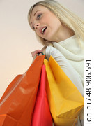 Blond woman with shopping bags. Стоковое фото, агентство Ingram Publishing / Фотобанк Лори