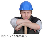 Man leaning on sledge-hammer handle. Стоковое фото, агентство Ingram Publishing / Фотобанк Лори