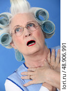senior woman with curlers in her hair looking very surprised. Стоковое фото, агентство Ingram Publishing / Фотобанк Лори
