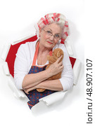Elderly woman holding teddy. Стоковое фото, агентство Ingram Publishing / Фотобанк Лори