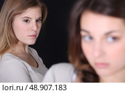 Woman looking at another. Стоковое фото, агентство Ingram Publishing / Фотобанк Лори