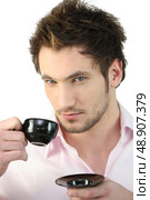 Man having a cup of coffee. Стоковое фото, агентство Ingram Publishing / Фотобанк Лори