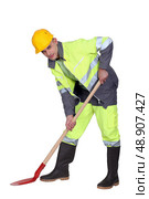 Labourer shovelling. Стоковое фото, агентство Ingram Publishing / Фотобанк Лори
