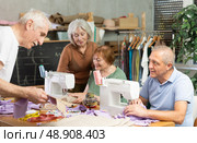 Group of senior learners enjoying sewing class in workshop. Стоковое фото, фотограф Яков Филимонов / Фотобанк Лори