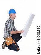 Worker examining building plans. Стоковое фото, агентство Ingram Publishing / Фотобанк Лори