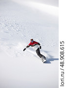 Man snowboarding alone. Стоковое фото, агентство Ingram Publishing / Фотобанк Лори