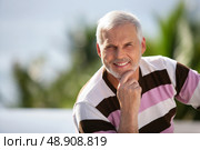 Elderly man sitting in garden. Стоковое фото, агентство Ingram Publishing / Фотобанк Лори