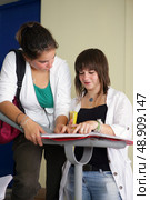 Teenagers talking about their assignments. Стоковое фото, агентство Ingram Publishing / Фотобанк Лори