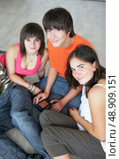 Teens with console. Стоковое фото, агентство Ingram Publishing / Фотобанк Лори