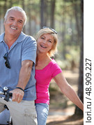 Couple riding a bike. Стоковое фото, агентство Ingram Publishing / Фотобанк Лори