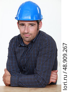 Portrait of an uneasy tradesman. Стоковое фото, агентство Ingram Publishing / Фотобанк Лори