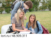 Students revising outside. Стоковое фото, агентство Ingram Publishing / Фотобанк Лори