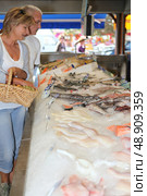 Senior couple in a shop. Стоковое фото, агентство Ingram Publishing / Фотобанк Лори