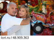 Middle-aged couple at funfair. Стоковое фото, агентство Ingram Publishing / Фотобанк Лори