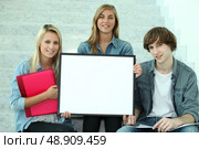 portrait of three teenagers in stairs. Стоковое фото, агентство Ingram Publishing / Фотобанк Лори