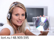 Blond woman listeing to music. Стоковое фото, агентство Ingram Publishing / Фотобанк Лори