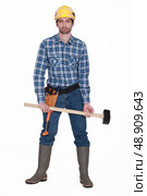 Man holding sledge-hammer. Стоковое фото, агентство Ingram Publishing / Фотобанк Лори