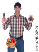 Man holding wire clipper. Стоковое фото, агентство Ingram Publishing / Фотобанк Лори