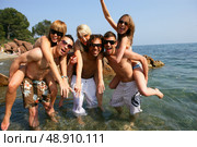 young people having fun at beach. Стоковое фото, агентство Ingram Publishing / Фотобанк Лори
