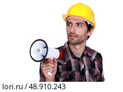 craftsman holding a megaphone. Стоковое фото, агентство Ingram Publishing / Фотобанк Лори