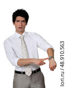 Businessman pointing to his watch. Стоковое фото, агентство Ingram Publishing / Фотобанк Лори
