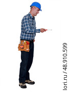 Man using screwdriver. Стоковое фото, агентство Ingram Publishing / Фотобанк Лори